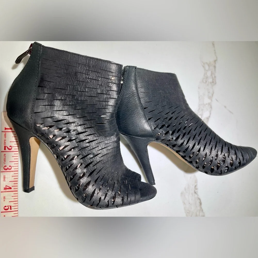 🥳🥳 📦 VINCE CAMUTO Leather Krandi black ankle shoes, 4” Heel, Size 5 - Picture 3 of 6